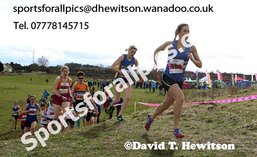 Emma Holt (Morpeth) leads the senior mens fast pack in the NEHL Wrekenton, Gateshead. 2014 NEH, Wrekenton. Photo: David T. Hewitson/Sports for All Pics